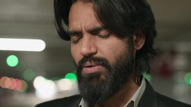Close Frustasi Karena Khawatir Sedih Menekankan Pria Muslim India Yang — Stok Video