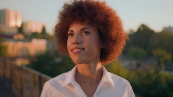 Glücklich Lächelnd Fröhlich Afroamerikanisch Millennial Weibliche Arbeitgeberin Erfolgreich Zuversichtlich Lächeln — Stockvideo