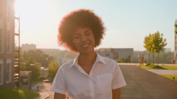 ハッピー笑顔の自信を持ったビジネス女性 日当たりの良い日差しで屋外でアフリカ系アメリカ人女性雇用主Ceo笑顔ビジネスウーマンエスニックガール起業家都市肖像画 — ストック動画