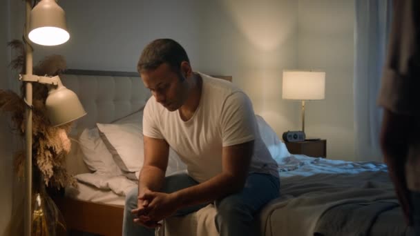 アフリカ系アメリカ人 悲しい男 ベッドの夜に自宅で座る 故障後悔 勃起不全 愛する妻 共感危機 健康問題 — ストック動画