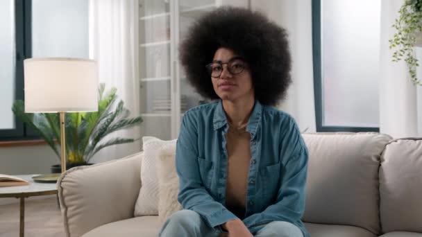 Afro Américaine Femme Ethnique Fille Maison Canapé Regarder Caméra Sourire — Video