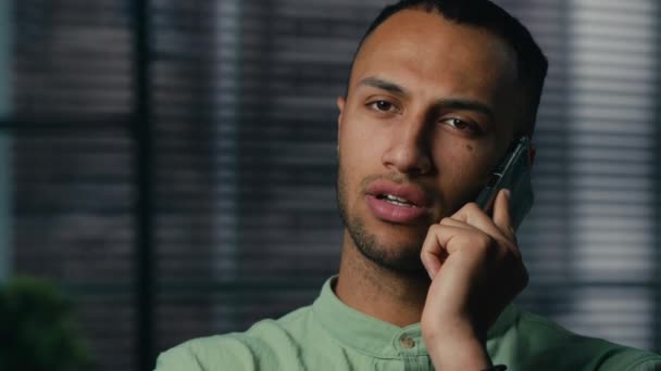 클로즈업 심각한 아프리카계 미국인 남자가 전화에 말하는 혼란스러운 사업가 기업가 — 비디오