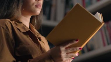 Üniversite kütüphanesinde kitaplığın yanında kitap okuyan tanınmayacak kadar zeki genç bir kız öğrenci. Edebiyat okumaya hazırlanıyor. Yeni fikirler keşfediyor. Eğitim bilgisi kavramı.
