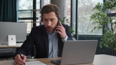 Çoklu görev yapan Kafkas iş adamı danışman telefon yazma notları hakkında konuşuyor hayal kırıklığına uğramış girişimci adam hakkında bilgi kontrol ediyor akıllı telefon kullanarak tatmin olmayan erkek müşteri tartışıyor