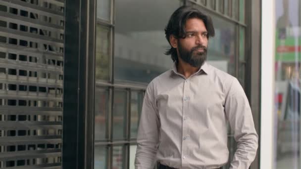Allvarligt Frustrerad Tankeväckande Orolig Stressad Indisk Man Entreprenör Promenader Modern — Stockvideo