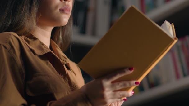 Έξυπνη Αγνώριστη Νεαρή Κοπέλα Κορίτσι Φοιτήτρια Ανάγνωση Βιβλίου Στη Βιβλιοθήκη — Αρχείο Βίντεο