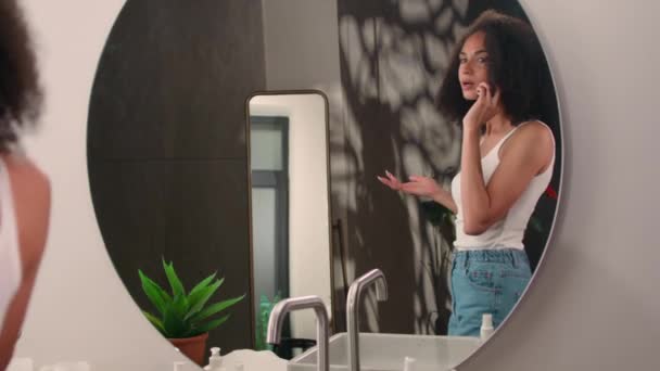Africano Americano Mulher Andando Vem Banheiro Feliz Falando Telefone Celular — Vídeo de Stock