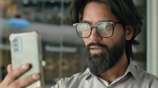 Indiase Man Praten Video Bellen Met Behulp Van Telefoon Spreken — Stockvideo