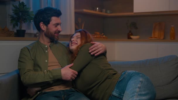 Feliz Sorrindo Caucasiano Família Casado Casal Homem Mulher Abraçando Abraço — Vídeo de Stock