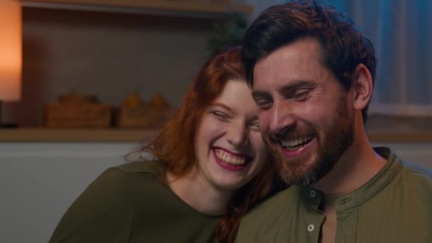 Close Feliz Sorrindo Despreocupado Engraçado Amoroso Família Caucasiano Casal Amor — Vídeo de Stock
