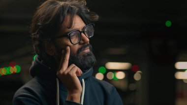 Arap mutsuz, endişeli, stresli, erkek, baş ağrısı, iş başarısızlığı, kayıp adam. İspanyol, Hintli bir erkeğin, karmaşık bir karar verdiğini düşünmesi, üzüntüyü azaltıyor.