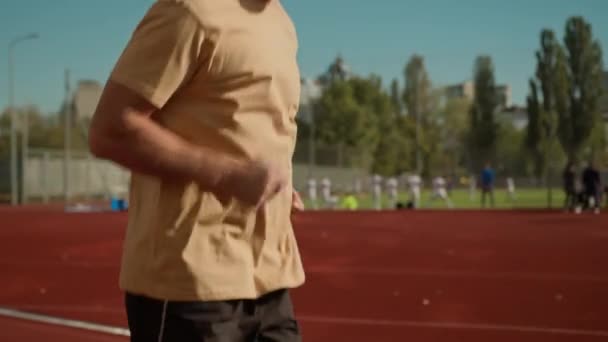 Caucasian Old Man Runner Elderly Male Run City Stadium Outdoors — Stock Video