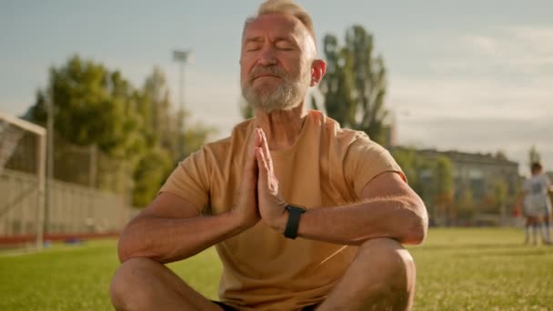 Vecchio Uomo Europeo Occhi Chiusi Meditare Sull Erba Città Relax — Video Stock