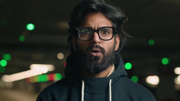 Erstaunt Erstaunt Verwirrt Verblüfft Indischer Schockierter Kerl Mit Brille Arabisch — Stockvideo