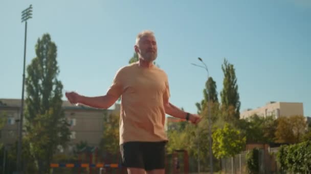 Vit Äldre Man Hoppar Med Hopprep Stadens Stadion Fysisk Aktivitet — Stockvideo