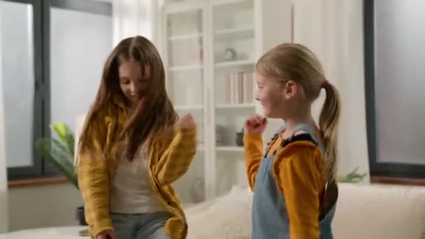 Веселые Активные Белые Девочки Дети Дети Друзья Сестры Дочери Танцуют — стоковое видео