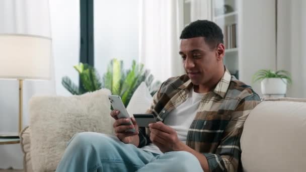 Glücklich Afroamerikanisch Mann Hause Couch Sofa Kerl Benutzer Käufer Männlich — Stockvideo