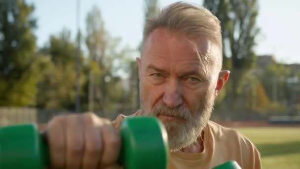 Sebevědomý Starý Běloch Muž Cvičení Činky Hmotnost Rameno Trénink Sportovní — Stock video