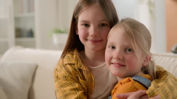 Dois Sorrisos Bonitos Caucasiano Crianças Meninas Crianças Irmãs Amigos Abraçando — Vídeo de Stock