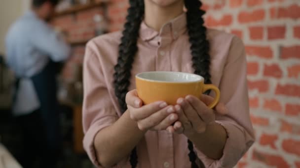 Κοντινό Πλάνο Αγνώριστη Γυναίκα Που Κατέχουν Φλιτζάνι Τσάι Καφέ Στην — Αρχείο Βίντεο