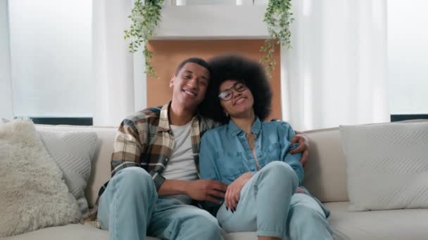 Feliz Família Étnica Birracial Nova Casa Animado Afro Americano Inquilinos — Vídeo de Stock
