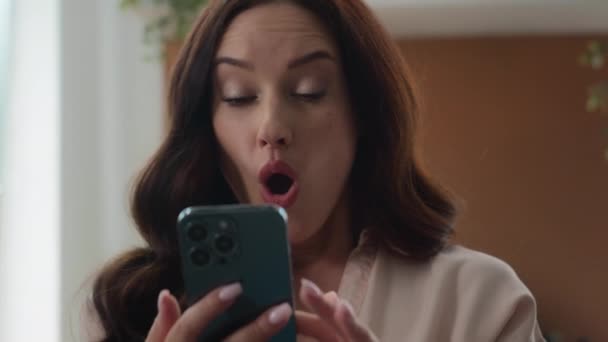 Zszokowany Zaskoczony Zdumiony Biały Kobieta Patrząc Telefon Komórkowy Otwarte Usta — Wideo stockowe