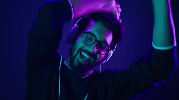 Heyecanlı Hintli Adam Ellerinde Müzikle Neon Gece Kulübünde Dans Ediyor — Stok video
