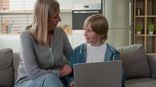 Blanke Oudere Vrouw Jaren Met Kleinzoon Browsen Sociale Media Laptop — Stockvideo