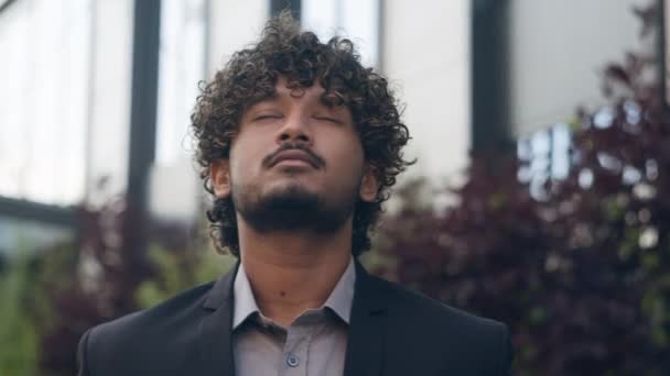 Närbild Etniska Indiska Arabiska Manliga Inspirerad Affärsman Drömmer Entreprenör Utomhus — Stockvideo