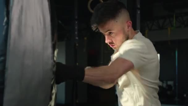 Мотивований Кавказький Спортсмен Бійцівський Бокс Тренування Чоловіків Боксерський Тренувальний Удар — стокове відео