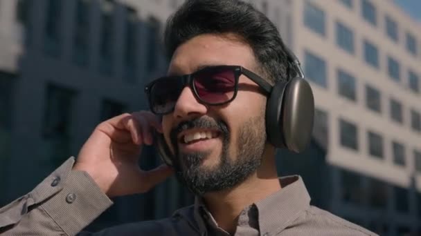 Közelkép Arab Indiai Muszlim Etnikai Üzletember Napszemüvegben Boldog Gondtalan Üzletember — Stock videók