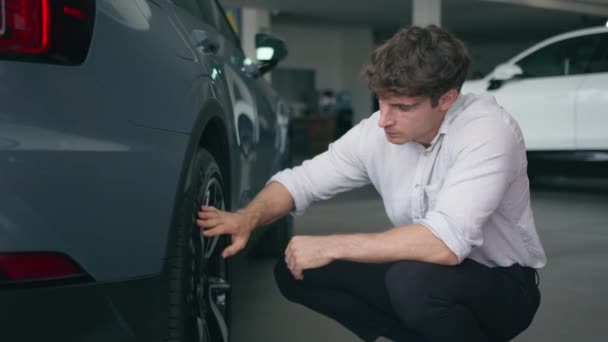 Kavkazský Muž Kupující Klient Nakupující Automobilovém Salonu Muž Podnikatel Zvolit — Stock video