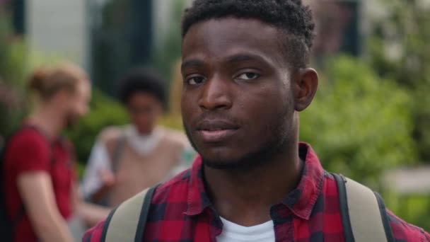 Αφροαμερικάνος Νεαρός Φοιτητής Άντρας Χαμογελώντας Χαρούμενος Ανέμελος Μαθητής Γυμνάσιο Σχολιαρόπαιδο — Αρχείο Βίντεο