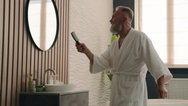 Ativo Feliz Homem Idoso Roupão Banho Casa Divertindo Engraçado Caucasiano — Vídeo de Stock