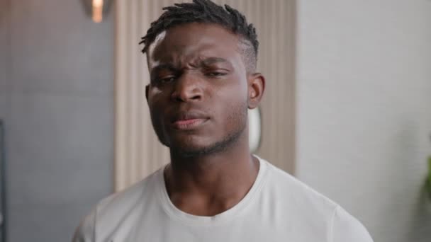 Afroamerikaner Schaut Die Kamera Ernsthaft Unglücklich Gesichtsausdruck Negative Emotion Morgen — Stockvideo