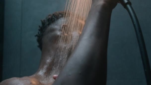 クローズアップ アフリカ系アメリカ人男性 ボディ シャワー ホーム ホテルの浴室 リラックス 朝の衛生 リフレッシュメント 爽やか — ストック動画