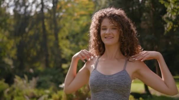 Υγιή Sportswoman Περιστροφή Χέρια Κύκλο Κάνει Κυκλικές Κινήσεις Τους Ώμους — Αρχείο Βίντεο