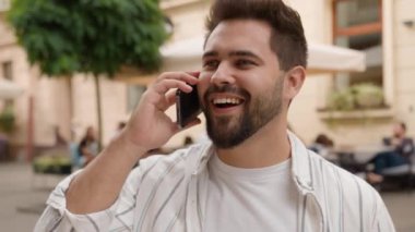 Kafkasyalı erkek işadamı cep telefonundan konuşuyor gülen adam günlük konuşma cep telefonu iş görüşmelerini kapatıyor mutlu adam şehir dışındaki haberci arkadaş haberleşmesini konuşuyor.