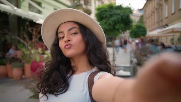 Zâmbind Jucăușă Indiană Arabă Femeie Studentă Fată Turist Blogger Călător — Videoclip de stoc