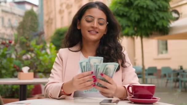 Ευτυχισμένος Χαμογελαστός Επιτυχημένος Πλούσιος Πλούσιος Ινδός Arabian Κορίτσι Επιχειρηματίας Μετράνε — Αρχείο Βίντεο
