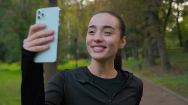 Fitness Frau Fit Athletisch Sport Mädchen Bloggerin Influencer Selfie Foto — Stockvideo