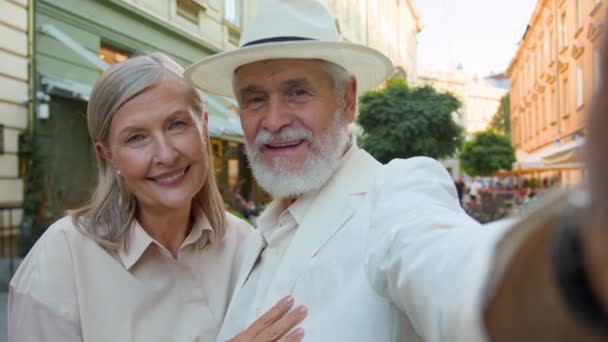 Happy Starší Běloši Turisté Pár Senior Muž Žena Brát Selfie — Stock video