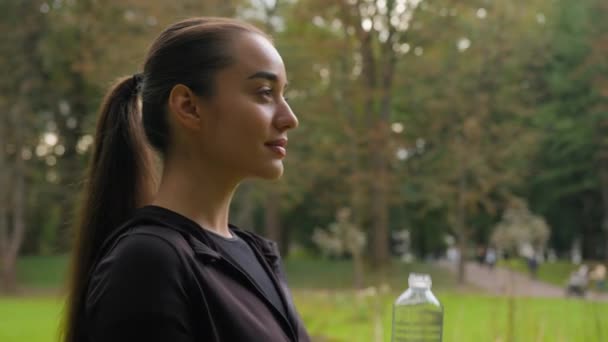 Dorstig Blank Meisje Fitness Vrouw Drinken Water Lichaam Verfrissen Sportvrouw — Stockvideo