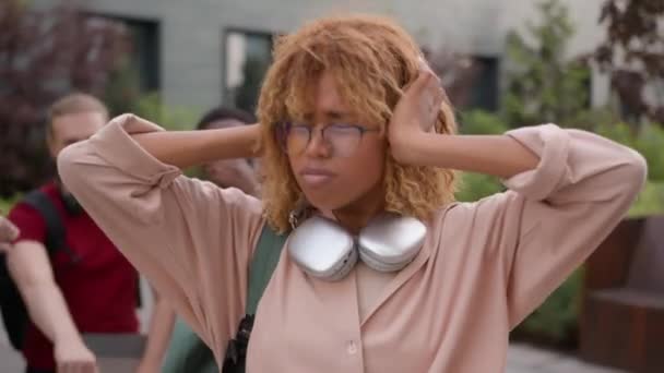 Στρεσαρισμένη Αφρο Αμερικανίδα Μαθήτρια Εκφοβισμένη Γυναίκα Κοντά Στα Αυτιά Χέρια — Αρχείο Βίντεο