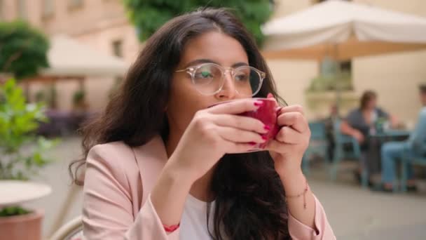 Entspannt Erfolgreich Indisch Arabische Ethnische Frau Studentin Mädchen Geschäftsfrau Genießen — Stockvideo