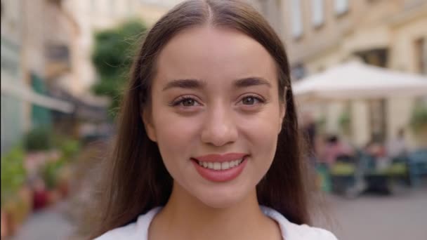 Close Młoda Kaukaska Kobieta Uśmiechnięta Śmiejąc Się Mieście Świeżym Powietrzu — Wideo stockowe