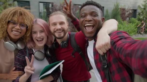 Boldog Multiracionális Csoport Barátok Multietnikai Emberek Tizenévesek Sokszínűség Diákok Haverok — Stock videók