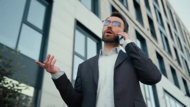 忙しい成功した成人ビジネスマンコーカサスひげ男は 屋外で電話を話す男性ビジネス人雇用者起業家不動産エージェント話 スマートフォン終了 外の都市でのモバイル通話 — ストック動画