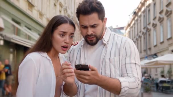 Kaukasiske Unge Par Forstyrret Dårlige Nyheder Mobiltelefon Fiasko Tab Skuffet – Stock-video