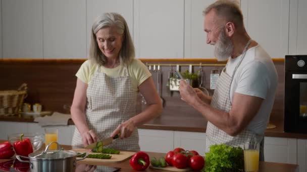 Gepensioneerd Oud Paar Gelukkig Blank Gezin Koken Keuken Vrouw Chef — Stockvideo